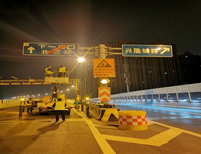日照郑州市北三环彩虹桥交通标志牌安装现场